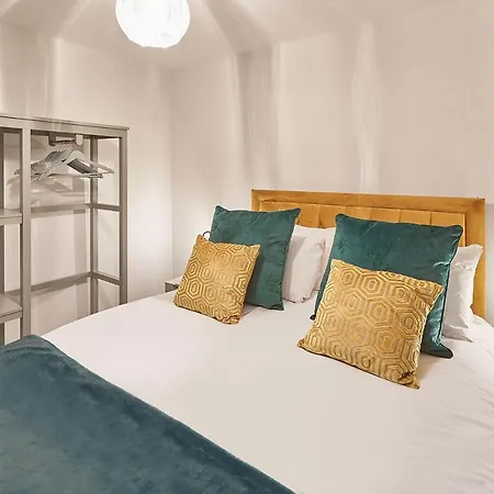 Host & - Fern * York