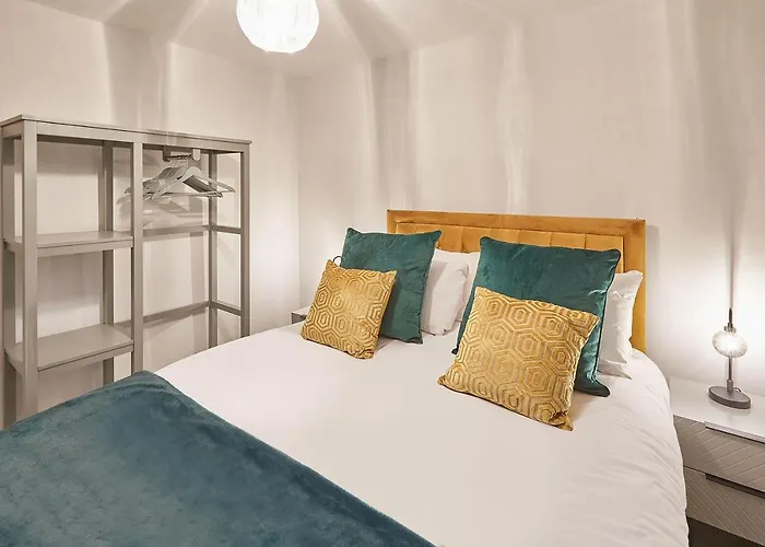 Host & - Fern * York